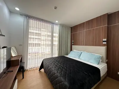 a bedroom with a bed and a desk and a window at 6th Avenue Sukhumvit BKK 302 BTS Asoke & Nana MRT Sukhumvit in Bangkok