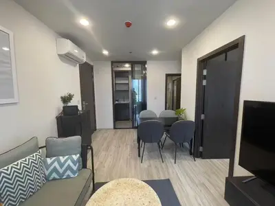 a living room with a couch and a table and chairs at \u5c0f\u592a\u9633\u6c11\u5bbf in Bangkok