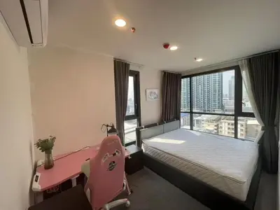 a bedroom with a pink bed and a window at \u5c0f\u592a\u9633\u6c11\u5bbf in Bangkok