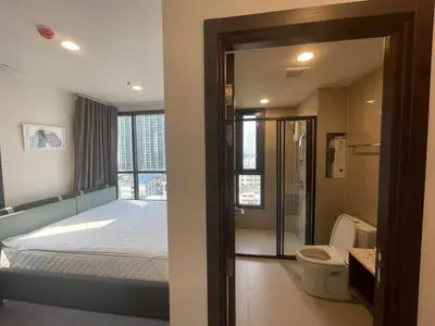 a bedroom with a bed and a shower and a toilet at \u5c0f\u592a\u9633\u6c11\u5bbf in Bangkok