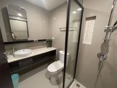 a bathroom with a toilet and a sink and a shower at \u5c0f\u592a\u9633\u6c11\u5bbf in Bangkok