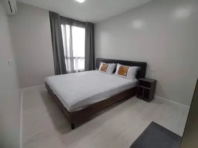 a bedroom with a large bed and a window at MeStyle Sukhumvit Banana มีสไตล์สุขุมวิท บางนา in Bangna