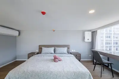 a bedroom with a bed with two pink teddy bears on it at loft \u4e8c\u623f\u53ef\u4f4f4\u4eba \u8fd1jodd\u591c\u5e02 \u6e38\u6cf3\u6c60 in Bangkok