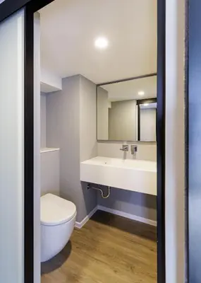 a bathroom with a toilet and a sink at loft \u4e8c\u623f\u53ef\u4f4f4\u4eba \u8fd1jodd\u591c\u5e02 \u6e38\u6cf3\u6c60 in Bangkok