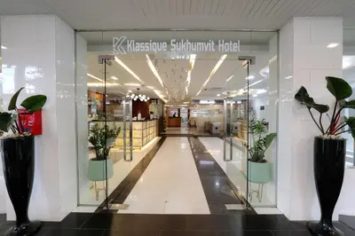 a shopping mall hallway with potted plants at Klassique Sukhumvit Hotel in Bangkok
