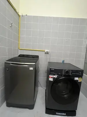 a microwave and a washing machine in a bathroom at \u5e0c\u671b\u66f4\u597d\u6c11\u5bbf in Bang Rak