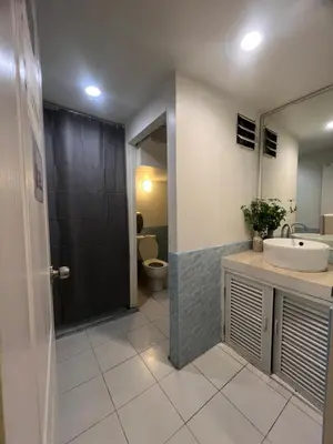 a bathroom with a sink and a toilet at \u5e0c\u671b\u66f4\u597d\u6c11\u5bbf in Bang Rak