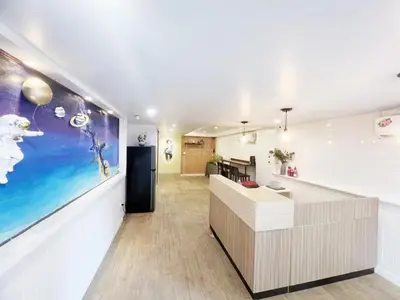 an office with a reception desk and a large painting on the wall at \u5e0c\u671b\u66f4\u597d\u6c11\u5bbf in Bang Rak