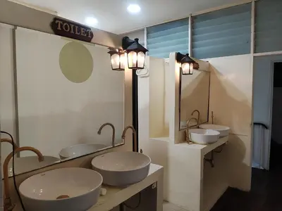 a bathroom with three sinks and two mirrors at \u5e0c\u671b\u66f4\u597d\u6c11\u5bbf in Bang Rak