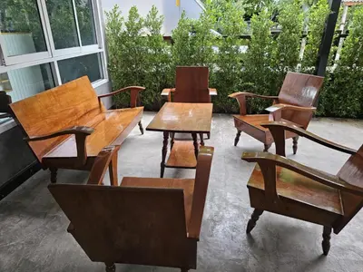 a group of chairs and tables in a yard at บ้านรังนก The Bird Nest Homestay & Coffeeshop in Samut Prakan
