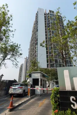 a car parked in front of a building at Sukhumvit Bts ideomix1 in Amphoe Phra Khanong
