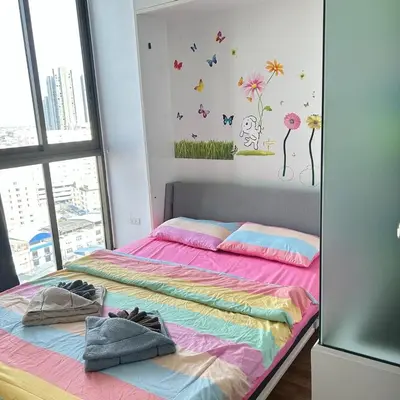 a bedroom with a bed with towels on it at Sukhumvit Bts ideomix1 in Amphoe Phra Khanong