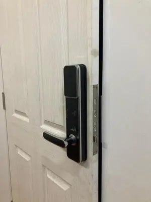 a black door handle on a white door at Best Stay 394 homestay in Phra Khanong