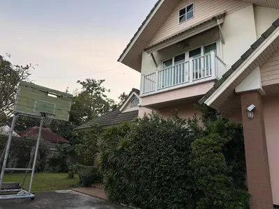 a house with a balcony and a basketball hoop at Family home Don muang airport in Lak Si