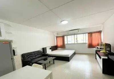 a living room with a couch and a bed at Popular Condo เมืองทองธานี in Thung Si Kan