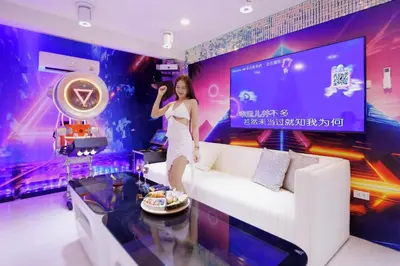 a woman standing in a room with a white couch at Fira\u5e7d\u58837\u5367\u6cf3\u6c60\u8c6a\u534e\u522b\u5885 in Sathani Khlong Tan