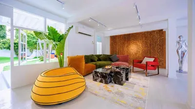 a living room with a couch and a table at Fira\u5e7d\u58837\u5367\u6cf3\u6c60\u8c6a\u534e\u522b\u5885 in Sathani Khlong Tan