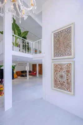 a room with a white wall with a picture on the wall at Fira\u5e7d\u58837\u5367\u6cf3\u6c60\u8c6a\u534e\u522b\u5885 in Sathani Khlong Tan
