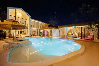 a large swimming pool in a house at night at Fira\u5e7d\u58837\u5367\u6cf3\u6c60\u8c6a\u534e\u522b\u5885 in Sathani Khlong Tan