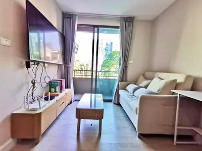 a living room with a couch and a tv at rama9\u533a\u57df\u5730\u94c1\u8c6a\u534e\u516c\u5bd3\u51fa\u79df Metro Luxe Ratchada in Bangkok