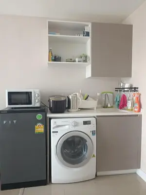 a kitchen with a washing machine and a microwave at rama9\u533a\u57df\u5730\u94c1\u8c6a\u534e\u516c\u5bd3\u51fa\u79df Metro Luxe Ratchada in Bangkok