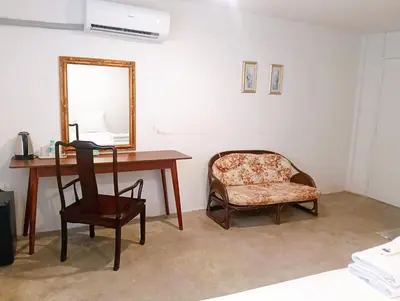 a room with a desk and a chair and a mirror at XX Mitr Inn Yaowarat China town -มิตร อินน์ เยาวราช in Bangkok