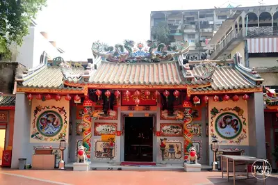 a building with a chinese roof with decorations on it at XX Mitr Inn Yaowarat China town -มิตร อินน์ เยาวราช in Bangkok