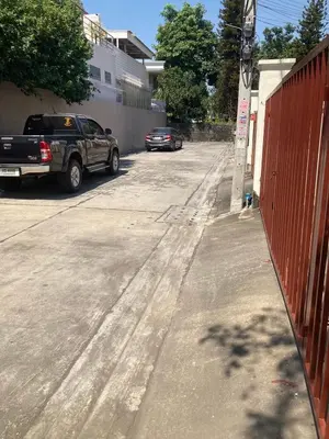 a car parked on a street next to a fence at บ้านเช่าดีๆเงียบสงบที่ลงตัว in Ban Lat Tanot