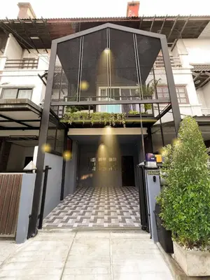 arium of a building with a balcony with plants at Enjoyo getaway in Ban Zong Katiam