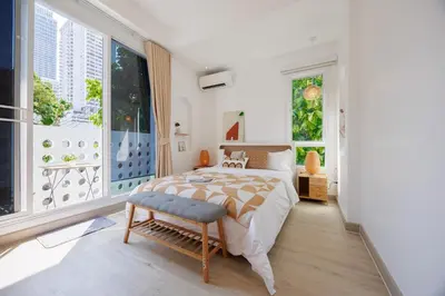 a bedroom with a bed and large windows at \u66fc\u8c37\u5e02\u4e2d\u5fc3\u56db\u5367\u5ba4\u6cf3\u6c60\u522b\u5885 in Bangkok
