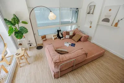 a living room with a couch and a chair at \u66fc\u8c37\u5e02\u4e2d\u5fc3\u56db\u5367\u5ba4\u6cf3\u6c60\u522b\u5885 in Bangkok