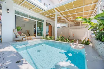 an indoor swimming pool in a house at \u66fc\u8c37\u5e02\u4e2d\u5fc3\u56db\u5367\u5ba4\u6cf3\u6c60\u522b\u5885 in Bangkok