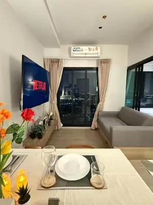 a living room with a couch and a table at คอนโดติด bts ตลาดพลู 0 เมตร ใกล้ Iconsiam ว่างรายเดือน in Thonhuri