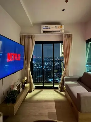 a living room with a tv and a large window at คอนโดติด bts ตลาดพลู 0 เมตร ใกล้ Iconsiam ว่างรายเดือน in Thonhuri