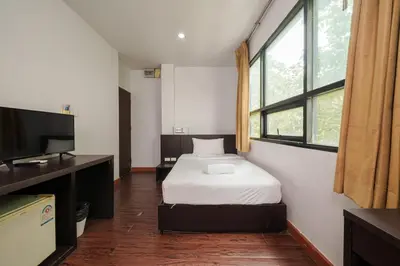 a small room with a bed and a television at Collection O Khaosan Park in Bangkok
