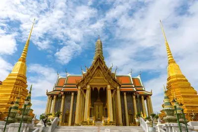 a temple in bangkok with a cloudy sky in the background at XX GO INN Khaosan ตรอกข้าวสาร สนามหลวง in Bangkok