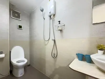 a bathroom with a shower with a toilet and a sink at \u65e5\u97e9\u65c5\u6e38\u533a\u5e02\u4e2d\u5fc35\u623f\u522b\u5885\u6c11\u5bbf in Bangkok