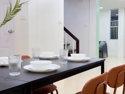 a black table with plates and glasses on it at \u65e5\u97e9\u65c5\u6e38\u533a\u5e02\u4e2d\u5fc35\u623f\u522b\u5885\u6c11\u5bbf in Bangkok