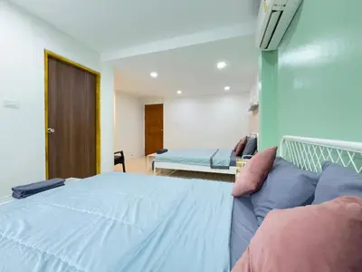 a bedroom with a large bed and a couch at \u65e5\u97e9\u65c5\u6e38\u533a\u5e02\u4e2d\u5fc35\u623f\u522b\u5885\u6c11\u5bbf in Bangkok