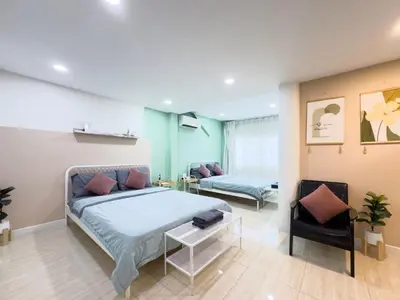 a bedroom with a bed and a couch at \u65e5\u97e9\u65c5\u6e38\u533a\u5e02\u4e2d\u5fc35\u623f\u522b\u5885\u6c11\u5bbf in Bangkok