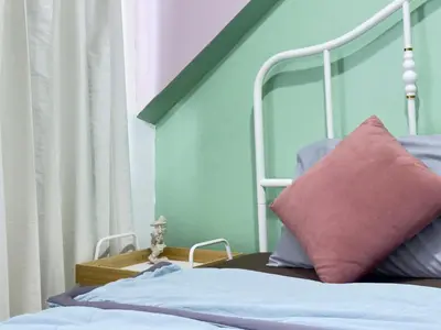 a bedroom with a bed with a pink pillow at \u65e5\u97e9\u65c5\u6e38\u533a\u5e02\u4e2d\u5fc35\u623f\u522b\u5885\u6c11\u5bbf in Bangkok