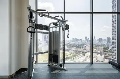 a gym with a view of the city at loft \u6cf3\u6c60\u516c\u5bd3 \u4e09\u623f\u4e8c\u536b \u514d\u8d39WiFi in Bangkok