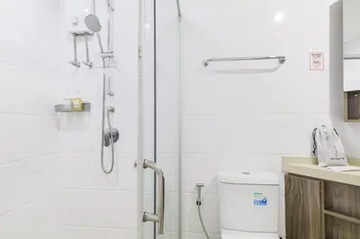 a bathroom with a shower and a toilet at \u66fc\u8c37\u7e41\u534e\u5730\u533a\u516c\u5bd3 \u514d\u8d39\u4e0a\u7f51 \u5bb6\u5c45\u5bb6\u7535\u9f50\u5168 in Bangkok