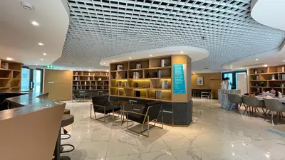 a library with tables and chairs in a building at \u66fc\u8c37\u7e41\u534e\u5730\u533a\u516c\u5bd3 \u514d\u8d39\u4e0a\u7f51 \u5bb6\u5c45\u5bb6\u7535\u9f50\u5168 in Bangkok