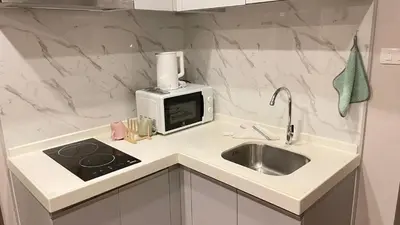 a kitchen with a sink and a microwave at \u66fc\u8c37\u7e41\u534e\u5730\u533a\u516c\u5bd3 \u514d\u8d39\u4e0a\u7f51 \u5bb6\u5c45\u5bb6\u7535\u9f50\u5168 in Bangkok