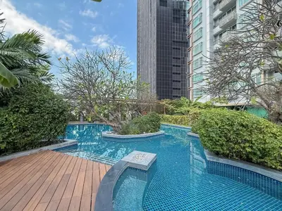 a swimming pool in the middle of a building at Luxurious High-Rise - Ultra Fast Wifi - MRT Petchaburi in Bangkok