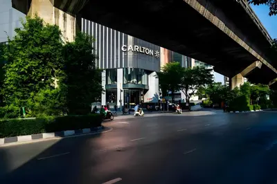 a building with a sign on the side of it at XX GO INN Sukhumvit Soi 20 - โกอิน สุขุมวิท 20 BTS อโศก in Bang Kapi