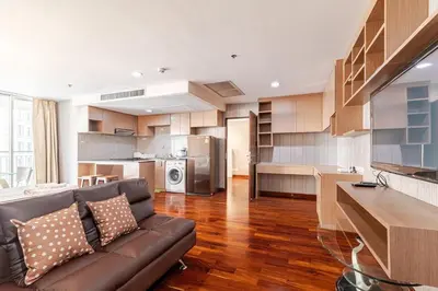 a living room with a couch and a kitchen at Large room with 2Beds BTS Chitlom Sukhumvit BKK in Bangkok