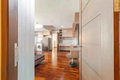 a living room with a couch and a kitchen at Large room with 2Beds BTS Chitlom Sukhumvit BKK in Bangkok