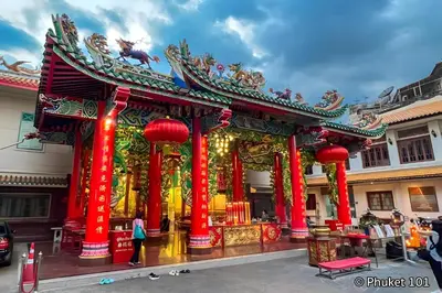 a temple in a city with red columns at xx The Character Yaowarat เดอะ คาแรคเตอร์ เยาวราช ตรอกข้าวสาร in Samphanthawong